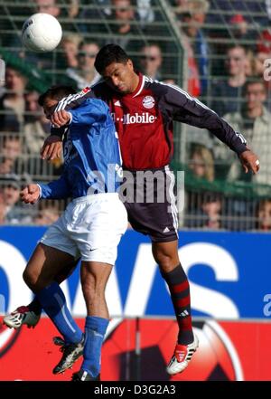 (Afp) - Munich, attaquant brésilien Giovane Elber (R) se bat pour la balle avec le milieu de terrain de Bochum Filip Tapalovic pendant le match de football Bundesliga VfL Bochum contre le FC Bayern München à Bochum, Allemagne, 15 mars 2003. Le match s'est terminé 4-1 pour le Bayern Munich. Munich figure toujours en première place dans le championnat allemand. Banque D'Images