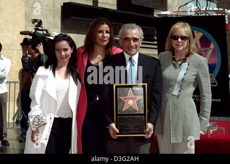 (Afp) - le réalisateur américain Martin Scorsese pose avec son épouse Helen (R) et ses filles Domenica (L) et Julia Cameron d'un précédent mariage comme il détient son étoile sur le Walk of Fame à Hollywood, le 28 février 2003. Banque D'Images