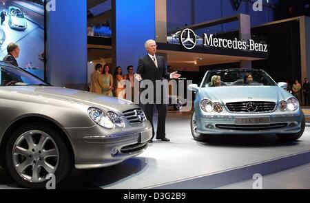 (Afp) - Jürgen Hubbert, PDG de Mercedes, présente le nouveau 'Mercedes CLK' transformable à l 'Genève' Automobilesalon, la voiture des expositions et des salons, à Genève, Suisse, le 4 mars 2003. L 'Automobilesalon' est le premier à mettre en évidence l'actuelle année commerciale pour les constructeurs et les concepteurs. 265 exposants présenteront environ 900 marques de 30 pays. Autour de Banque D'Images