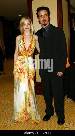 (Afp) - L'actrice nous Mena Suvari ("American Beauty") et son mari, l'acteur Robert Brinkman, arriver à la 17e prix de l'American Society of Cinematographers (ASC) à Los Angeles, 17 février 2003. Banque D'Images