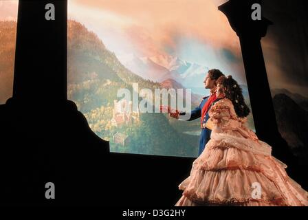 (Dpa) - Julian Tovey accomplit comme le roi Louis II de Bavière et Gabriele Schmid comme sa cousine Sissi dans la comédie musicale du même nom à Munich, Allemagne (non daté) de filer. Le musical est de la vie et de l'aime de l'Allgaeu fairytale roi qui est célèbre pour avoir construit les châteaux romantiques et les châteaux de Neuschwanstein, Herrenchiemsee et Linderhof. Il était aussi un pa Banque D'Images