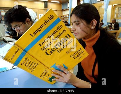 (Afp) - des étudiants de langue allemande Mugdha Sagar Cherche un mot dans un dictionnaire anglais-allemand énorme à la bibliothèque de l'Institut Goethe, l'Institut allemand pour la diplomatie culturelle et linguistique, à New Delhi, Inde, 5 mars 2003. Banque D'Images
