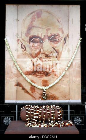 (Afp) - Un portrait de Mahatma Gandhi marque l'endroit où il a été abattu, dans le jardin de la Birla House, à New Delhi, Inde, le 4 mars 2003. Gandhi a été abattu par un fanatique hindou le 30 janvier 1948. Banque D'Images