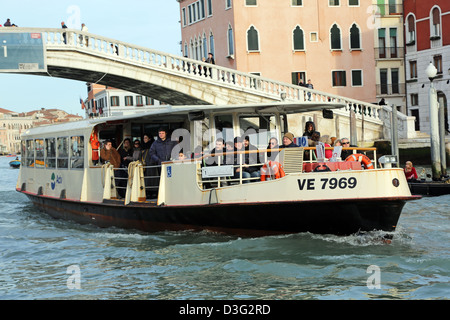 Les transports en bateau ferry vaporetto sur le Grand Canal à Venise, Italie Banque D'Images