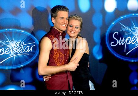 (Afp) - Juliette et Alexandre, les deux finalistes du concours TV casting « Deutschland sucht den Superstar" (l'Allemagne cherche la superstar), la version allemande de l'émission britannique "Pop Idol", posent à Cologne, Allemagne, le 8 mars 2003. Alexander a remporté la compétition alors que Juliette a pris la deuxième place. 10 000 jeunes ont participé au concours de l'été 2002. Banque D'Images