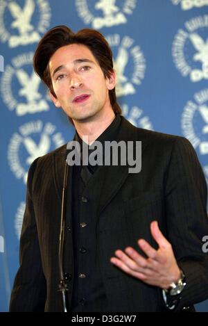 (Afp) - L'acteur américain Adrien Brody ("Le Pianiste"), l'un des présentateurs de la DGA awards, pose des coulisses de la Directors Guild of America (DGA) Awards à Los Angeles, 1 mars 2003. Banque D'Images