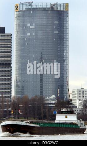 (Afp) - Le bâtiment du siège de la Deutsche Post AG, Allemand et courrier postal serivce, à Bonn, Allemagne, 7 mars 2003. La Deutsche Post emploie 224 000 personnes en Allemagne, 137 000 de qui dans la lettre publique. Banque D'Images