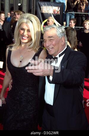 (Afp) - L'acteur américain Peter Falk et son épouse Shera arrivent à la Screen Actors Guild (SAG) Awards à Los Angeles, 9 mars 2003. Banque D'Images