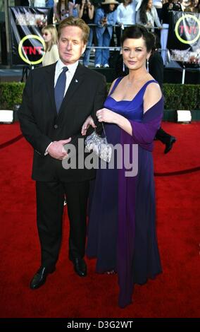 (Afp) - L'acteur américain Michael Douglas et sa femme enceinte, l'actrice hollywoodienne gallois Catherine Zeta Jones, arriver à la Screen Actors Guild (SAG) Awards à Los Angeles, 9 mars 2003. Zeta Jones a remporté un prix dans la catégorie de la meilleure actrice dans un Second Rôle pour sa performance dans "Chicago". Banque D'Images