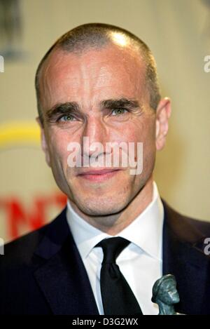 (Afp) - L'acteur britannique Daniel Day-Lewis sourit après avoir remporté un prix à la Screen Actors Guild (SAG) Awards à Los Angeles, 9 mars 2003. Il a remporté le prix dans la catégorie exceptionnel d'un homme acteur dans un rôle de premier plan pour les 'Gangs of New York'. Banque D'Images