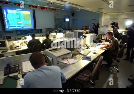 (Afp) - Les employés travaillent au siège de l'unité de déploiement de l'armée fédérale allemande à Potsdam-Geltow, Allemagne, 26 février 2003. L'unité, créé en juillet 2001, dirige et coordonne toutes les missions nationales et internationales de la Bundeswehr. En ce moment, 8 500 soldats allemands sont déployés dans 10 pays. Banque D'Images