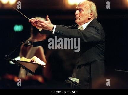 (Afp) - l'image montre la violoniste et chef d'orchestre menant une Yehudi Menuhin lors d'un concert à Duesseldorf, Allemagne, 23 mars 1996. US né Yehudi Menuhin est devenu célèbre en tant que violoniste avant son vingtième anniversaire. Il a étudié à Paris avec le violoniste et compositeur George Enesco qui il se lia et travaillé avec tout au long de sa vie. Parmi beaucoup d'autres Banque D'Images