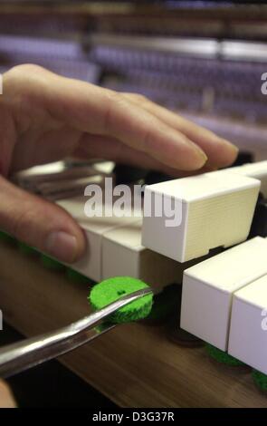 (Afp) - chaque touche du piano est traitée à la main à la succursale de Steinway & Sons à Hambourg, 25 février 2003. Le 5 mars 2003 le fabricant de piano célébrera son 150e anniversaire. En 1797, le fondateur de la société Heinrich Engelhard Steinweg est né à Wolfshagen, un petit village dans les montagnes du Harz. Il a construit est d'abord grand piano en 1836, mais à la veille de la re Banque D'Images