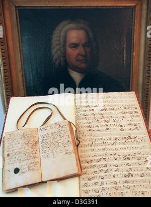 (Afp) - une copie de Bach Suite pour orchestre en ré Majeur BWV 1069 (R) avant et une inscription manuscrite dans le livre de la réception de la famille Nathan légat en date du 26 octobre 1726 (avant l) sont affichés en face d'une peinture d'compositeur allemand Johann Sebastian Bach lors d'une exposition à l'Archive de Bach à Leipzig, en Allemagne de l'Est, 15 novembre 2000. La réception de l'ouvrage a été utilisé par Banque D'Images