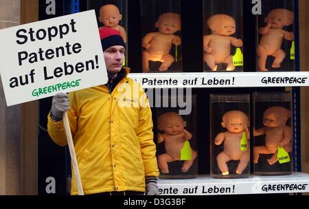 (Afp) - un militant de Greenpeace se place en avant des tubes à essai symbolique grossie et est titulaire d'un signe de la main qui se lit "stop au brevet sur la vie" à Berlin, le 26 février 2003. Il est protestant contre le brevet à cloner des embryons humains. Les raisons de cette manifestation sont des rapports selon lesquels en 1999 brevets ont été déjà délivrés pour le clonage d'embryons humains. Les embryons clonés Banque D'Images