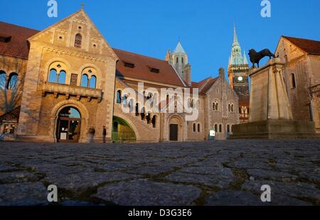 (Afp) - Une vue de la Burgplatz (place du château) avec une statue de lion avant (R) en face de la Cathédrale et château Dankwarderode Sankt Blasii (R) Retour à la lumière du soir à Brunswick (Braunschweig), Allemagne, 23 février 2003. Duc Heinrich der Loewe (Henry le Lion) avait le carré construit au 12ème siècle. Le château fut reconstruit plusieurs fois jusqu'à ce qu'il a été presque complètement the destro Banque D'Images