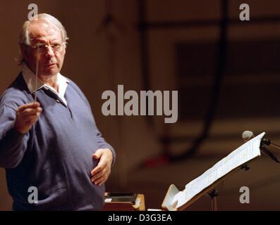 (Dpa) - compositeur et musicien d'avant-garde Karlheinz Stockhausen mène avec une matraque dans sa main une répétition de sa composition 'Light' de l'eau - pendant la fête de la musique de Donaueschingen, Allemagne, 14 octobre 1999. Un compositeur Karlheinz Stockhausen a constamment aventurée en territoire musical inconnu. Il était fasciné par le nouveau concept de "erialism» Banque D'Images