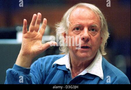 (Dpa) - compositeur et musicien d'avant-garde Karlheinz Stockhausen des gestes avec sa main lors d'une répétition de pause pour sa composition "Light" à Cologne, Allemagne, 17 septembre 1998. Un compositeur Karlheinz Stockhausen a constamment aventurée en territoire musical inconnu. Il était fasciné par le nouveau concept de "erialism' étaient examinés par Webern, Messiaen, Banque D'Images