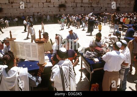 (Afp) - Les habitants célèbrent la Bar Mitzvah au Mur des lamentations à Jérusalem, le 12 mai 1998. "Bar Mitzvah" signifie littéralement "sur de l'ordre' et est un rite de passage pour 13 ans à devenir membres à part entière de la société des adultes. À partir de là ils ont également d'observer les commandements. Banque D'Images