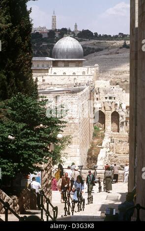 (Afp) - Une vue du quartier juif à la mosquée Al Aqsa à Jérusalem, le 12 mai 1998. Construit en 715 par Calliph Abdul Walid, la mosquée a été reconstruit et agrandi plusieurs fois. Banque D'Images