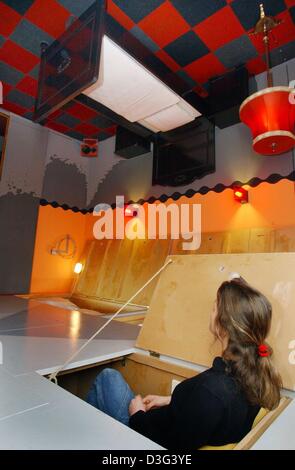 (Afp) - La chambre 'tête en bas' dans l' Île à hélice City Lodge' à Berlin, 11 février 2003. Le lit est fixé au plafond, mais qui n'est pas où le visiteur aura sommeil. Le mobilier utilisable est caché dans une plate-forme et peut être atteinte par des volets dans le sol. 30 chambres, ou plutôt d'art habitable, sont à louer à l'hôtel. Le propriétaire a conçu et meublé et décor Banque D'Images