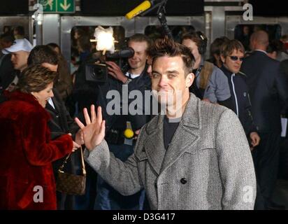 (Afp) - Les Britanniques popstar Robbie Williams courbes lorsqu'il arrive au Centre International des Congrès ICC à proximité de la tour radio de Berlin, 15 février 2003. Williams a reçu le prix de l'écho comme le meilleur chanteur international pour la deuxième fois. Cette année, l'écho est reçu dans 28 catégories par la Deutsche Phono-Akademie. En Allemagne, la 'echo' est considéré comme équivalent à l'American Banque D'Images