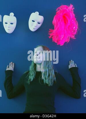 (Afp) - Leni, un visiteur, se dresse avec son dos à un mur bleu avec deux masques et une perruque rose fluo pende de l'espace à l'installation intitulée 'Trancefusion" au musée de l'art dans Celle, Allemagne, 11 février 2003. L'installation de l'artiste Harald Weiss est exposée pour la première fois et s'intéresse à une jeune femme dont la vie est en passant par au moment de son dea Banque D'Images