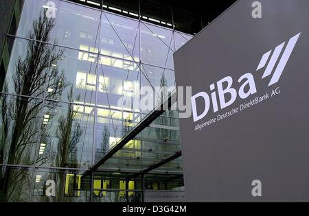 (Afp) - La construction de l'Allgemeine Deutsche DirektBank 'Diba' est photographié tard dans la soirée à Francfort, 11 février 2003. Diba, la plus grande banque directe allemande, appartient à la société néerlandaise depuis 1998. Selon l'information de l'entreprise Diba est d'être fusionnée avec le courtier direct à base de Nuremberg Entrium. Banque D'Images