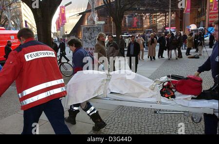 (Afp) - Les hommes sont d'ambulance transportant le cadavre d'un producteur de films français Daniel Toscan du Plantier hors de l'hôtel Hyatt à Berlin, 11 février 2003. Toscan, le président de la promotion du cinéma français d'Unifrance groupe, est décédé d'une crise cardiaque. Les 61 ans, était à Berlin pour le festival international du film de Berlin. Banque D'Images