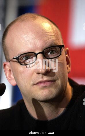 (Afp) - le réalisateur américain Steven Soderbergh présente son film "Arci solaris" lors d'une conférence de presse au cours de la 53e édition du festival du film de Berlin, 8 février 2003. Le remake, qui est au sujet d'un astronaute qui après une catastrophe pour sauver un brin scientifique d'une station spatiale, s'exécute en concurrence de la Berlinale festival. Banque D'Images
