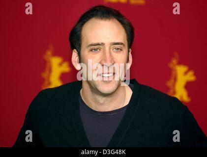 (Afp) - L'acteur américain Nicolas Cage, photographié lors de la projection de son dernier film "adaptation" à la 53e festival international du film de Berlin, 8 février 2003. Le film, dans lequel joue la cage d'une paire de frères jumeaux, est une satire et une comédie noire à propos de Hollywood dans lequel réalité et fiction deviennent flous. Le film est en compétition pour l'Ours d'or awards. Banque D'Images