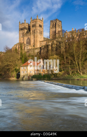 Cathédrale de Durham et le Musée d'archéologie reflète dans l'eau de la rivière de l'usure sur un après-midi d'hiver Banque D'Images