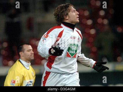 (Afp) - Cologne, l'Ukrainien Andrej Voronin avant (avant) cheers après avoir marqué l'avance alors que Berlin est le gardien Hongrois Gabor Kiraly semble déçu au cours de la Bundesliga match de soccer entre Hertha BSC Berlin et FC Koeln à Cologne, Allemagne, 16 décembre 2003. Cologne a gagné 3-0. Banque D'Images