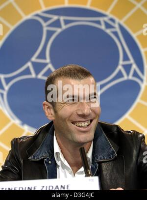 (Afp) - Zinedine Zidane la France prend la parole lors d'une conférence de presse à Bâle, Suisse, le 15 décembre 2003. Ce jour-là, il a reçu le prix Coupe du Monde de football de l'année 2003. Banque D'Images