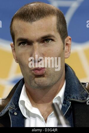 (Afp) - Zinedine Zidane en photo lors d'une conférence de presse à Bâle, en Suisse, le 15 décembre 2003. Ce jour-là, il a reçu le prix Coupe du Monde de football de l'année 2003. Banque D'Images