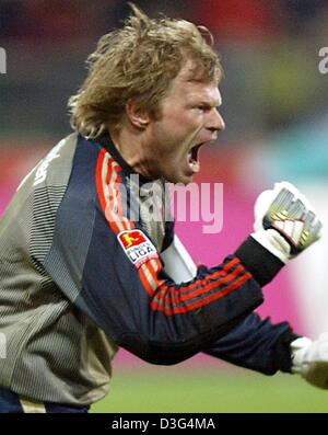 (Afp) - le gardien du Bayern, Oliver Kahn cheers après Bayern a marqué le but décisif 1-0 au cours de la Ligue de soccer du FC Bayern Munich contre le VfB Stuttgart, à Munich, Allemagne, le 13 décembre 2003. Le Bayern Munich a gagné le match par un score de 1-0. Banque D'Images