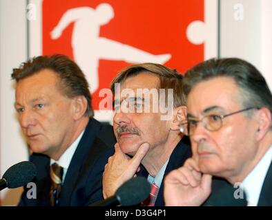 (Dpa) - Werner Hackmann (C), Président de la ligue de football allemande (DFL), s'assoit à côté de son adjoint Harald Strutz (L), Président du club de football FSV Mainz 05 et Wilfried Straub, directeur des affaires de LDF, lors d'une conférence de presse à Francfort, Allemagne, 15 décembre 2003. La conférence de presse a été tenue à l'occasion d'une assemblée spéciale des 36 clubs de football allemand professionnel. Banque D'Images