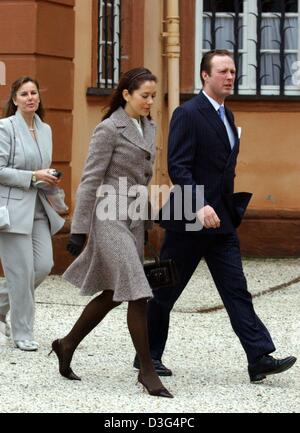 (Afp) - Mary Donaldson, la fiancée du Prince héritier Frederik de Danemark, et le prince Gustav von Berleburg arrivent pour le baptême de la Comtesse Ingrid à Berleburg Castle à Bad Berleburg, Allemagne, 13 décembre 2003. Le bébé est né le 16 août 2003 à Copenhague et a donné le nom de la Comtesse Ingrid Alexandra Irma Astrid Benedikte von Pfeil et Klein-Ellguth. Ses parents sont Jeffer Banque D'Images