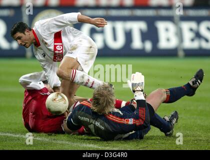 (Afp) - le gardien du Bayern, Oliver Kahn (R) et son défenseur Français Willy Sagnol aller au sol, alors qu'ils tentent d'arrêter avant de Stuttgart, Imre Szabics (C) au cours de la Bundesliga match de football du FC Bayern Munich contre le VfB Stuttgart, à Munich, Allemagne, le 13 décembre 2003. Le Bayern Munich a gagné le match par un score de 1-0. Banque D'Images