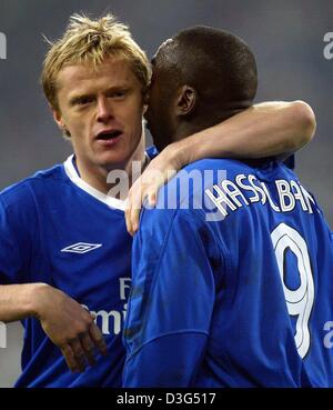 (Afp) - Chelsea's Irish avant Damien Duff (L) félicite son coéquipier néerlandais Jimmy Floyd Hasselbaink (R) à l'avance au cours de la Ligue européenne des champions jeu en groupe de Chelsea Londres contre Besiktas Istanbul à Gelsenkirchen, Allemagne, le 9 décembre 2003. Chelsea a gagné le match 2-0 et entre dans la ronde de 16 dans le groupe gagnant. Le jeu a été déplacé d'Istanbul à l'Allemagne en raison Banque D'Images