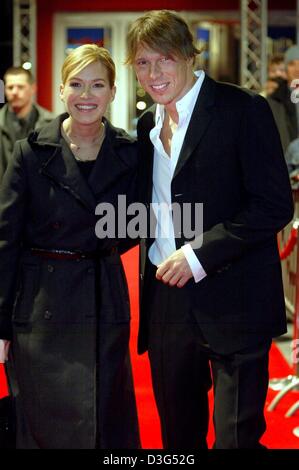 (Afp) - L'actrice allemande Franka Potente arrive avec son petit ami, le photographe Olaf Heine, à la première de son nouveau film 'Bleu' dans la région de Muenster, Allemagne, le 8 décembre 2003. Le film raconte l'histoire du premier clone humain, qui découvre qu'elle (puissant) est un 'bleu' de sa célèbre mère. Banque D'Images