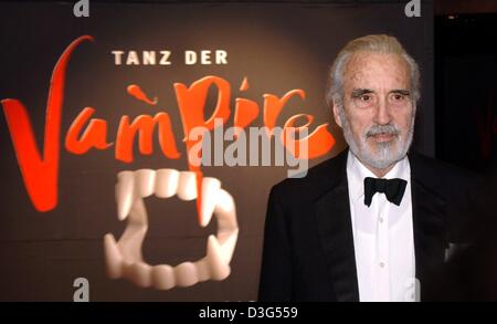 (Afp) - L'acteur Britannique Christopher Lee, le plus célèbre impersonater Dracula, pose après la soirée d'ouverture de la comédie musicale 'Dance des vampires à la "Neue Flora' Theatre à Hambourg, le 7 décembre 2003. La comédie musicale, qui est basé sur Polanski film culte de 1967, a également été réalisé par Polanski. La première mondiale de la comédie musicale a eu lieu à Vienne en 1997. Banque D'Images