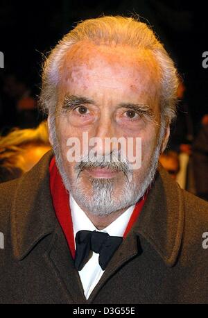 (Afp) - L'acteur Britannique Christopher Lee, le plus célèbre impersonater Dracula, pose après la soirée d'ouverture de la comédie musicale 'Dance des vampires à la "Neue Flora' Theatre à Hambourg, le 7 décembre 2003. La comédie musicale, qui est basé sur Polanski film culte de 1967, a également été réalisé par Polanski. Banque D'Images