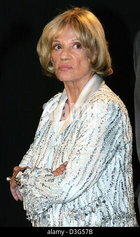 (Afp) - L'actrice française Jeanne Moreau pose après la remise du Prix du Film Européen à Berlin, 6 décembre 2003. Banque D'Images