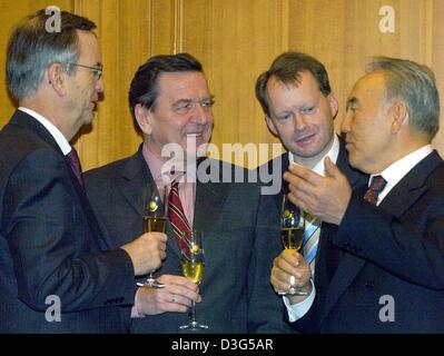 (Afp) - Le Chancelier allemand Gerhard Schroeder (2e à partir de L), le Président du Kazakhstan Nursultan Nazarbayev (R) et Heinrich von Pierer (L), chef de la direction de l'électrotechnologie allemande Siemens, chat géant au palais présidentiel à Astana, Kazakhstan, le 4 décembre 2003. La République d'Asie centrale du Kazakhstan et l'Allemagne ont signé une série d'accords renforçant les échanges bilatéraux d'environ 50 Banque D'Images