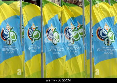 (Afp) - la publicité drapeaux coupe du monde de football 2006 en Allemagne sont palpitations dans Francfort, 1 décembre 2003. Le tirage pour le groupe de qualification des jeux pour la coupe du monde de football aura lieu à Francfort le 5 décembre 2003. Plus de 900 jeux sont nécessaires pour sélectionner les 31 pays participants de même que le pays hôte de l'Allemagne. Banque D'Images