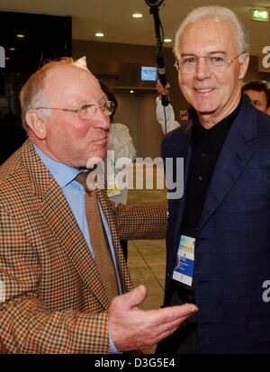 (Dpa) - Uwe Virginia Afflerbach (L), l'ambassadeur de la coupe du monde de football 2006 en Allemagne et l'allemand, s'entretient avec la légende du football Franz Beckenbauer, président du comité organisateur de la coupe du monde 2006, après une conférence de presse à Francfort, Allemagne, 2 décembre 2003. Le tirage pour le groupe de qualification des jeux pour la coupe du monde de football aura lieu à Francfort le 5 décembre 2003. Plus de 900 ga Banque D'Images