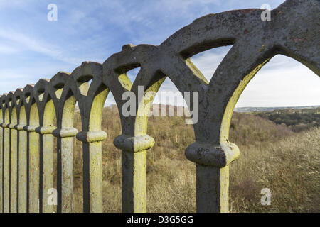 Garde-corps sur Hownsgill Castleside près de viaduc, comté de Durham. Le viaduc est sur la route de la mer à la mer Randonnée à vélo Banque D'Images