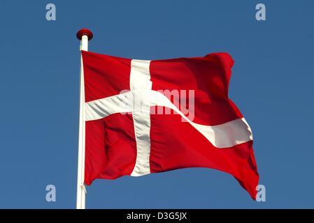 (Afp) - Le drapeau national du Danemark, une croix blanche sur un fond rouge, qui oscille au vent en Lohals, Danemark, le 16 juillet 2003. Banque D'Images