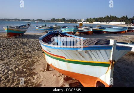 (Afp) - les bateaux de pêche se situent sur la plage de Hammamet, Tunisie, 22 novembre 2003. Banque D'Images